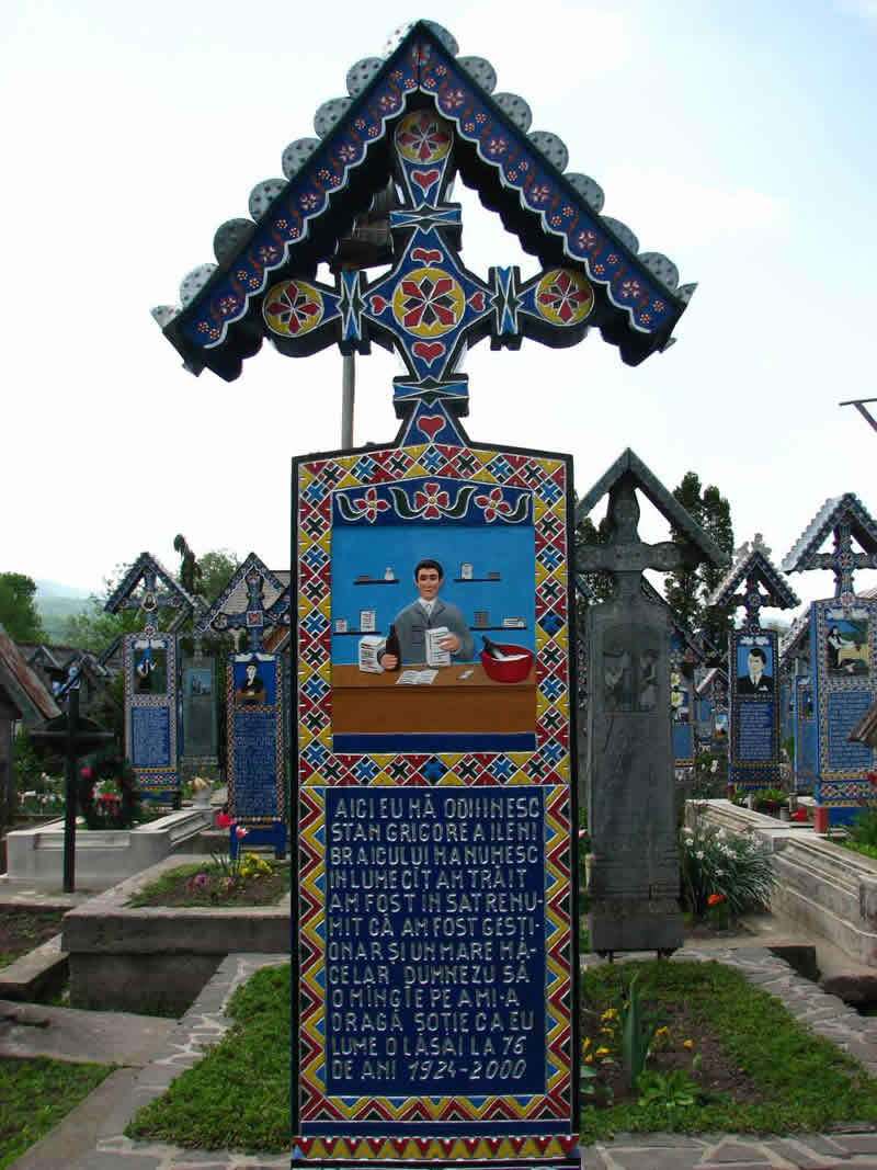 Imagine ce reprezinta o cruce din Cimitirul Vesel de la Sapanta